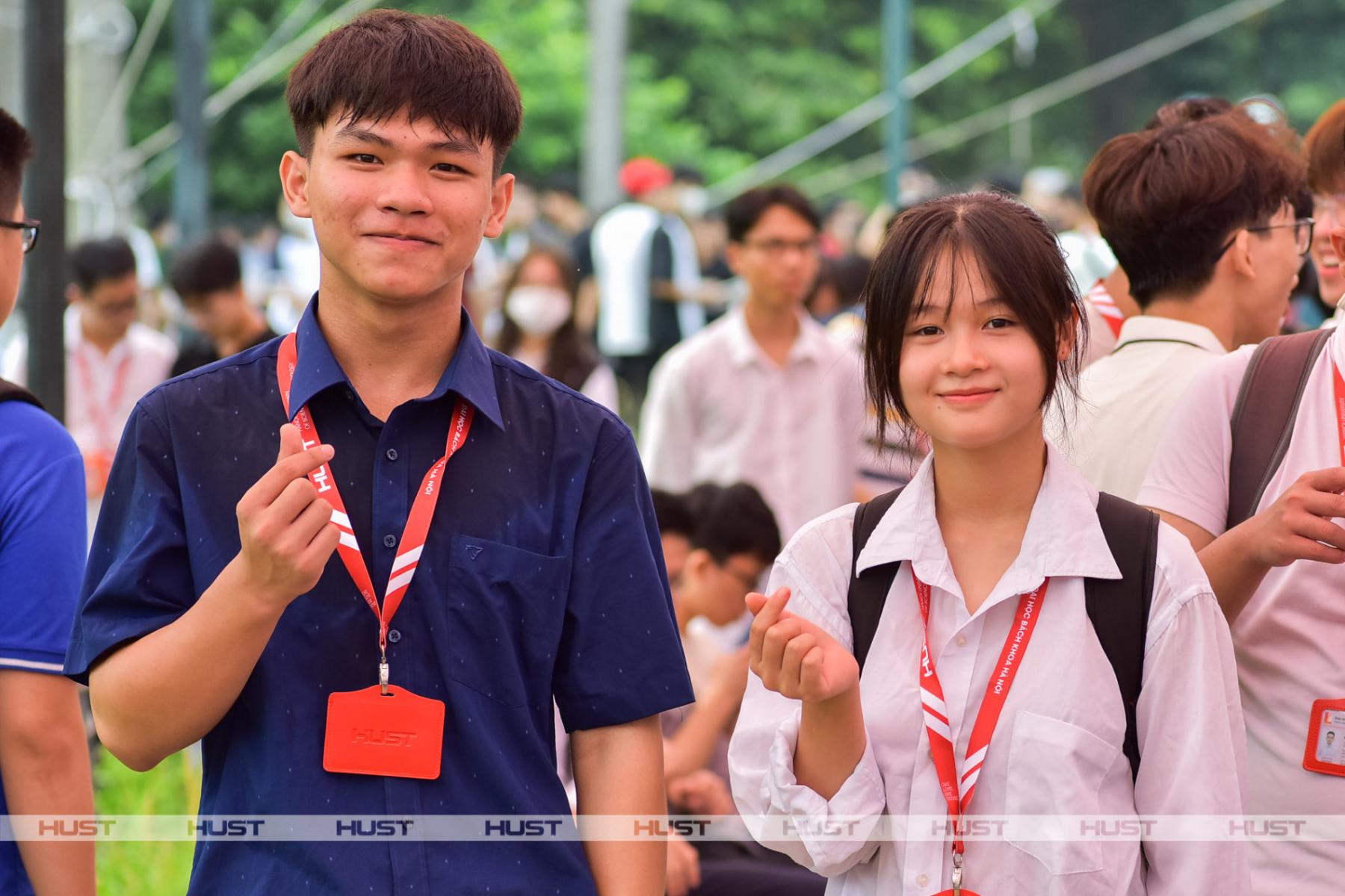 Niềm vui của tân sinh viên K68 ĐHBK Hà Nội trong lễ khai giảng năm học 2023- 2024