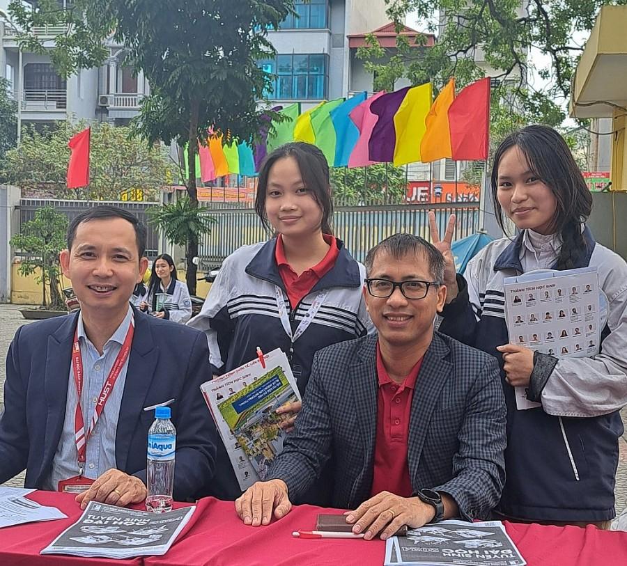 Em Trần Thị Khánh Huyền (học sinh lớp 11A11, Trường THPT Cao Bá Quát) chụp ảnh cùng các thầy Trường Đại học Bách Khoa Hà Nội