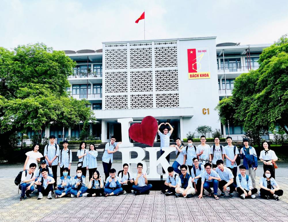 Một buổi trải nghiệm thú vị của CLB STEM THPT Chuyên Nguyễn Trãi (Hải Dương) tại Trường ĐHBK Hà Nội
